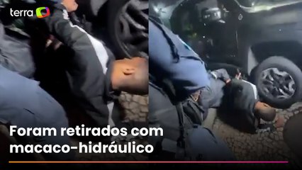 Bandidos ficam presos sob carro blindado após tentativa de assalto no Rio de Janeiro