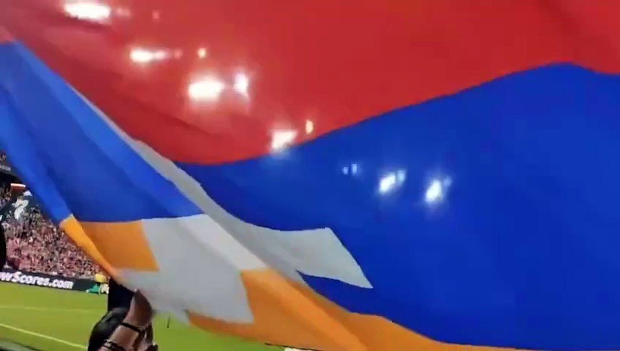 «Athletic Bilbao fans display the flag of Artsakh at San Mamés during their Champions League match against Qarabag FC. They defeated the occupiers 3-1 Gora Euskal Herria https t.co MnUgg3vErf»