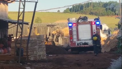 Escavadeira pega fogo em empresa na BR-277, em Cascavel