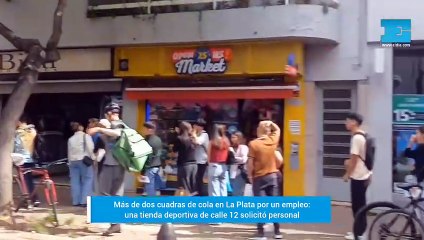 Una multitud por un empleo en La Plata: cientos de jóvenes hicieron cuadras de cola para dejar CV en un local de 12