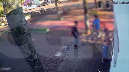 Antes de ser atendida pelo Samu, jovem foi flagrada pichando gelateria no Centro