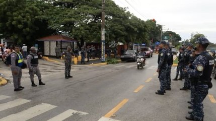 Policía evacua a ciudadanos del malecón de Barahona ante efectos de la tormenta Melissa