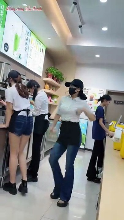6. Tiểu Thanh quẩy cực sung khiến shipper áo xanh ngẩn ngơ #Shorts