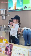 8. Tiểu Thanh và hội bạn chiều shipper ngay tại quán trà sữa 💃🔥 #Shorts