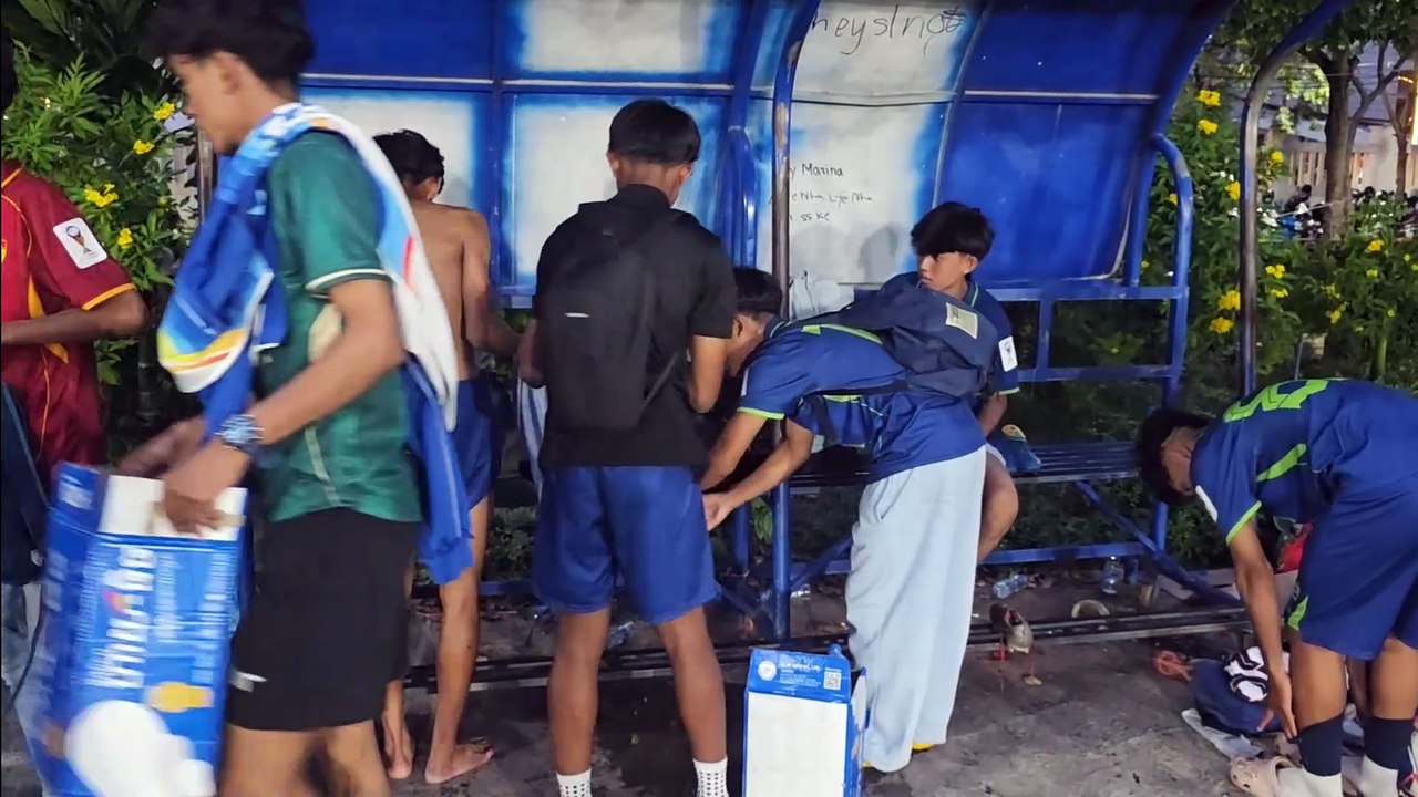 សមាជិកក្រុមបាល់ទាត់វិទ្យាល័យ សម្ដេច ហ៊ុន សែន ភ្នំពេញថ្មី មានទម្លាប់ជួយគ្នាសម្អាតទីលានប្រកួត