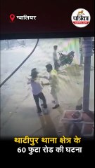 बाइक सवार युवकों को टोकना शख्स को पड़ा भारी