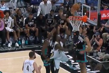 Santi Aldama le pone tres tapones a 'La Bestia' de la NBA