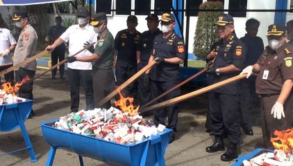 Jutaan Batang Rokok Ilegal dan Puluhan iPhone Selundupan Dimusnahkan