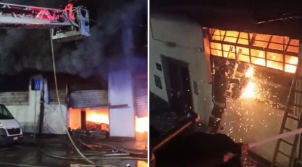 Napoli, magazzino in fiamme a Gianturco: palazzina evacuata, crollo in uno stabile (23.10.25)