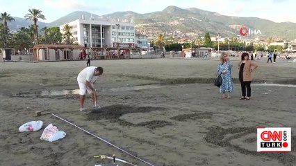 İranlı sanatçı sahile Barış Manço'yu çizdi