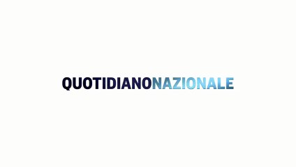 Napoli, incendio in un magazzino: evacuato un intero edificio