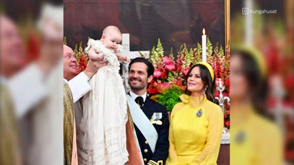 La principessa Ines di Svezia sorridente nella foto ricordo del suo battesimo