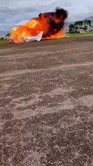 Avião despista-se segundo depois de levantar voo e incendeia-se. Há vídeo