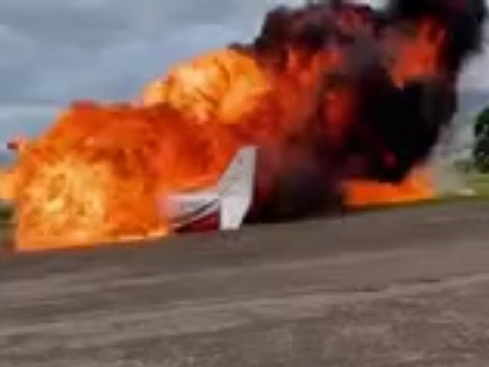 Kurz nach dem Start: Flugzeug geht in Flammen auf