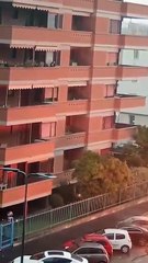 Via Carnia, furgone di Milano Ristorazione in fiamme sulla strada