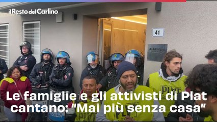 Le famiglie e gli attivisti di Plat cantano davanti alle abitazioni di via Michelino: "Mai più senza casa"