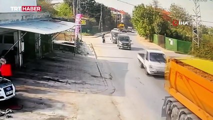 Hızla giden servis minibüsünün çocuğa çarptığı anlar kamerada