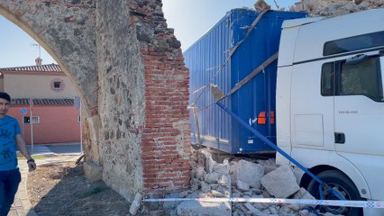 Un camión derriba parte de los Arcos del Cobre en Algeciras