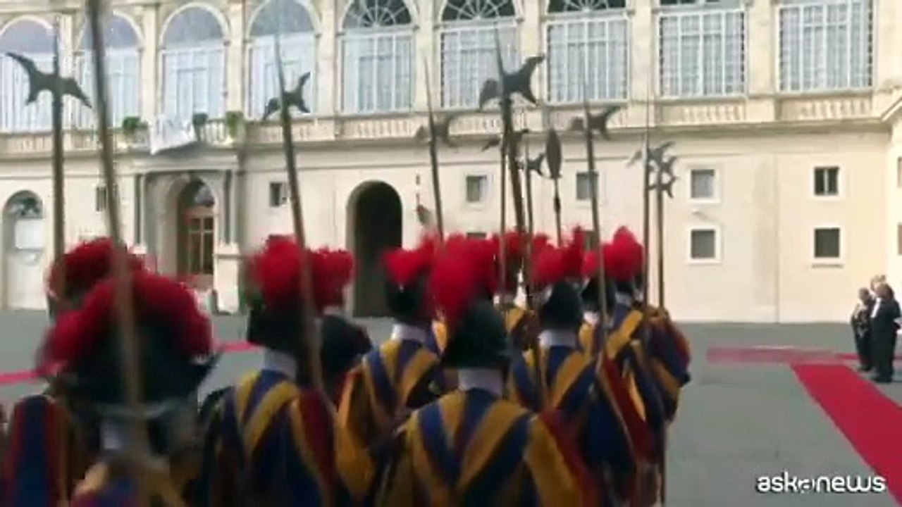 Carlo III accolto in Vaticano per una visita storica