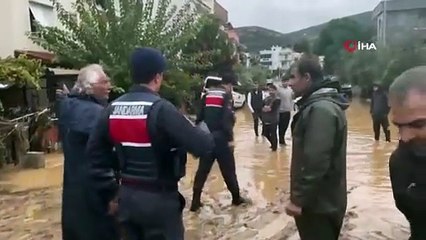 Foça 1 saat süren yağmurun ardından sular altında kaldı