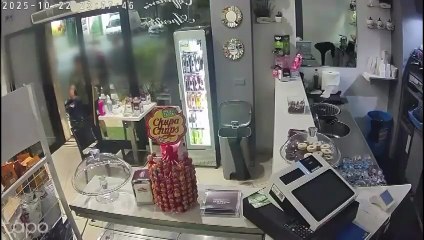 Attimi di paura a Reggio, auto perde il controllo e sfonda la vetrina di un bar: cinque feriti