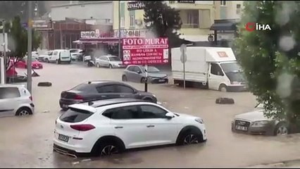 Antalya’da sağanak yolları göle döndürdü, araçlar mahsur kaldı