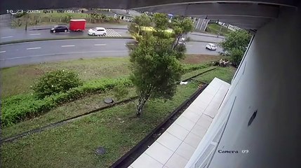 Motorista morre após perder controle, invadir faixa contrária e colidir contra ônibus em Joinville