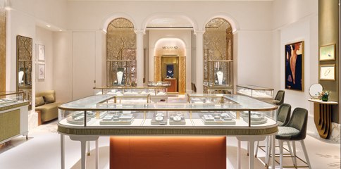 زويا تأخذنا بزيارة إلى بوتيك معوّض المعاد تجديده بدبي مول