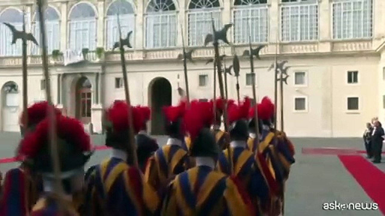 Carlo III accolto in Vaticano per una visita storica