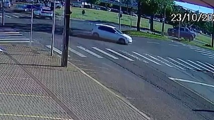 Câmera flagra colisão entre motocicletas no Centro de Cascavel