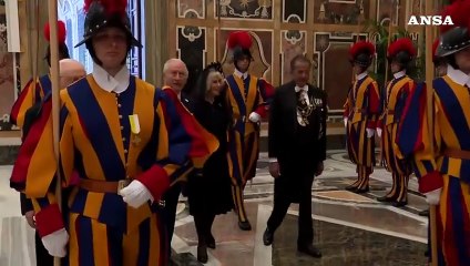 Reali britannici in Vaticano, il Papa e re Carlo III si scambiano i doni