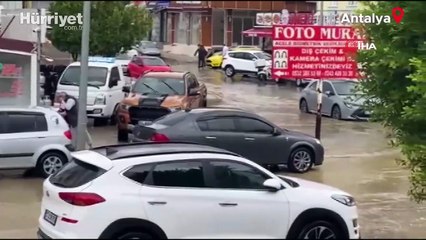 Antalya'da sağanak yolları göle döndürdü, araçlar mahsur kaldı