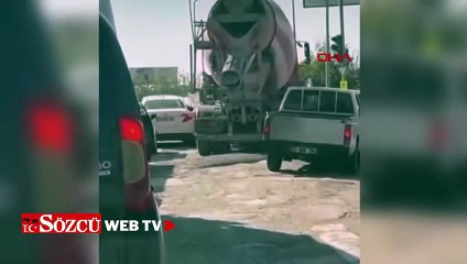 Kırmızı ışıkta bekleyen beton mikserinden yola harç döküldü