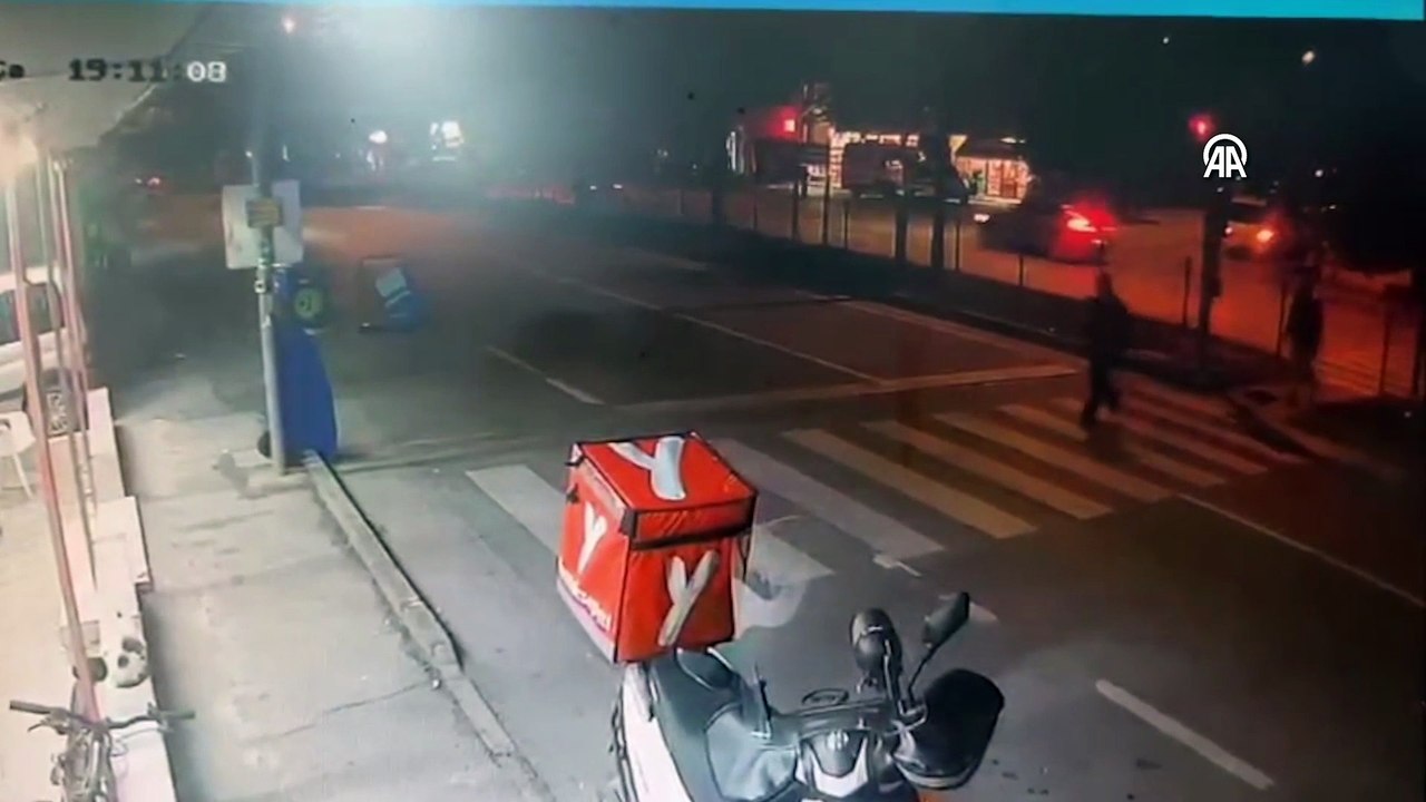 Bursa'da motosiklet yayaya çarptı! O anlar kamerada