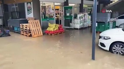 Antalya’da sağanak sonrası yollar göle döndü, araçlar mahsur kaldı