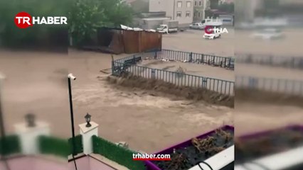 İzmir sele teslim oldu! Vatandaşlar caddelerde kayıkla ilerledi