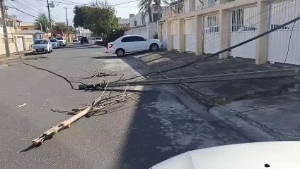 Queda de poste em Stella Mares interdita via: “Ninguém toma providência”