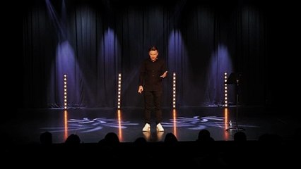 Après les Etats-Unis, JeanFi Janssens revient à Paris, et en tournée dans toute la France avec son spectacle "Tombé du ciel", dans lequel il se livre sans tabou