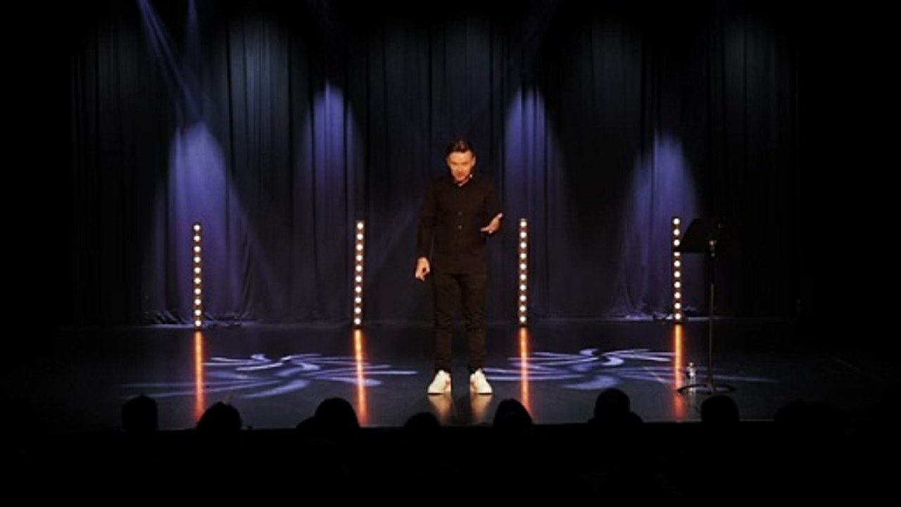 Après les Etats-Unis, JeanFi Janssens revient à Paris, et en tournée dans toute la France avec son spectacle "Tombé du ciel", dans lequel il se livre sans tabou