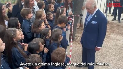 Vaticano, Re Carlo scherza con bimbi Scuola San Paolo: «Ottimo Inglese, meglio del mio Italiano»