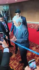 Timor Leste PM gives out sweets at Asean summit