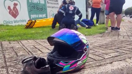 Motociclista fica ferida após colisão com carro no Jardim Aclimação, em Cascavel