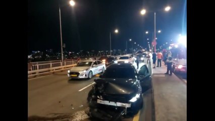 성수대교 북단 달리던 차량 5대 연쇄 추돌...1명 이송 / YTN