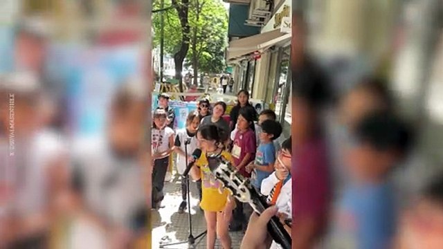 Un grupo de chicos cantó en la puerta de la casa de Charly por su cumpleaños