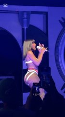 La chanteuse rappeuse DOECHII en pleine concert