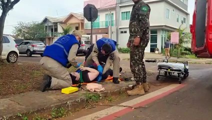 Mulher sofre queda e torce o pé em calçada quebrada no bairro Maria Luiza