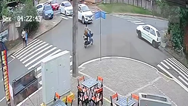 De patinete, mulher tenta passar na frente de carro e se envolve em acidente no Periolo