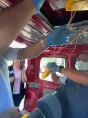 Así quitaron los paquetes de cocaína del techo de un vehículo en Aguas Blancas