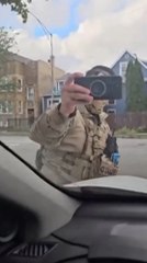 Legislador demócrata se enfrenta a agentes de ICE