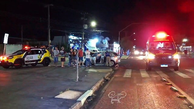 Carro e moto batem em cruzamento com semáforo na Avenida Tito Muffato